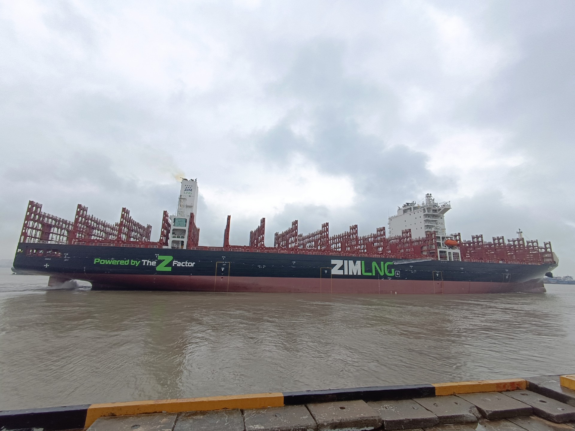 “ZIM EMERALD”轮顺利扬帆起航